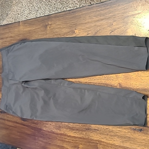 Athleta cropped Pants size 4.  Excellent Condition - Picture 1 of 10